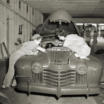 Two Cairns girls doing mens stuff